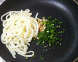 ５分でご飯★ツナとネギの麺つゆ焼きうどん作り方3写真