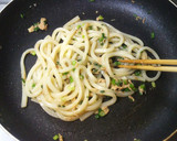 ５分でご飯★ツナとネギの麺つゆ焼きうどん作り方4写真