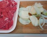 牛肩ロースとオニオンの甘辛炒め作り方1写真