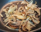 牛肩ロースとオニオンの甘辛炒め作り方2写真