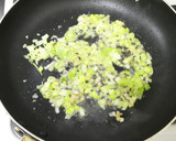 レタスとカニカマの鶏がら塩炒め作り方3写真
