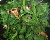 簡単もう一品♪春菊ときのこソーセージ炒め作り方7写真