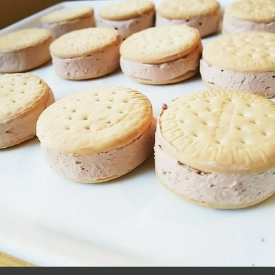 ✳️ビスケットチョコアイスサンド✳️ by 薪club 【クックパッド
