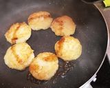 簡単モッチモチ☆チーズ入りレンコンもち作り方8写真