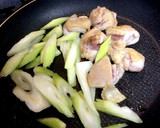 簡単★鶏肉とセロリで和風炒め煮作り方3写真
