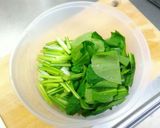 サバ缶のだし汁で♪小松菜と油揚げの煮浸し作り方1写真