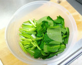 サバ缶のだし汁で♪小松菜と油揚げの煮浸し作り方1写真