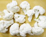 カリフラワーとカニカマの胡麻マヨサラダ作り方1写真