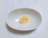 【離乳食中期〜】ゆで卵卵黄でミモザサラダ作り方1写真