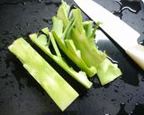 簡単！ブロッコリーの茎の味噌マヨ炒め作り方1写真