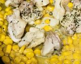 鶏肉とコーン缶の醤油バターソースサラダ作り方4写真