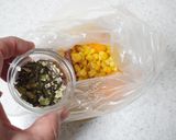 混ぜて焼くだけ♪コンビーフとコーンのオムレツ作り方2写真