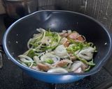 薄焼き卵の上にちょっと味濃いめのナポリタン作り方2写真