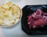 旨味ぎっしり✨豚肩ロースの肉じゃが風炒め作り方1写真