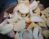 旨味ぎっしり✨豚肩ロースの肉じゃが風炒め作り方3写真