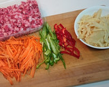 彩り千切り野菜と粗挽きポークの甘辛炒め作り方1写真