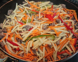彩り千切り野菜と粗挽きポークの甘辛炒め作り方6写真
