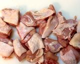 簡単!冷凍里芋と鶏もも肉の煮物作り方1写真