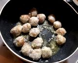 豚薄切り肉でなんちゃってチーズ入り肉団子作り方5写真