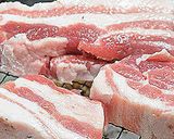 チップにローリエをプラス・豚バラ肉の燻製作り方2写真