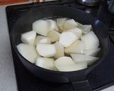 鶏手羽元肉と大根の煮物作り方1写真