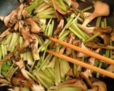 きのこと茎わさび＊ピリリ炒め。作り方4写真
