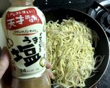 給料日前の味方！鶏皮塩レモン焼きそば作り方5写真