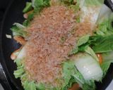 簡単！白菜とソーセージのおかかマヨ炒め作り方3写真