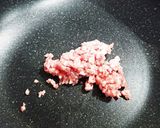 豚ひき肉と厚揚げとキノコの味噌炒め作り方1写真