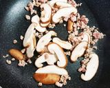 豚ひき肉と厚揚げとキノコの味噌炒め作り方2写真