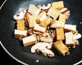 豚ひき肉と厚揚げとキノコの味噌炒め作り方3写真