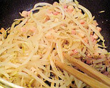 簡単♪もやしとベーコンとレタス炒め作り方1写真