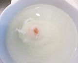 水に投入して、レンジで温泉卵作り方2写真