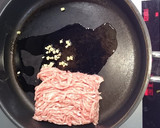 生だしで豆苗と豚ひき肉のナッツ炒め作り方2写真