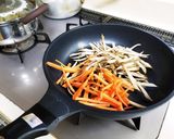 しょうゆ糀きんぴらごぼう作り方1写真