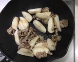 里芋と豚バラ肉の炒め煮作り方2写真