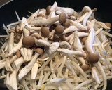 簡単☆しめじともやしチキン炒め作り方1写真
