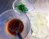 簡単！イカゲソと玉ねぎのピリ辛甘酢かけ作り方3写真