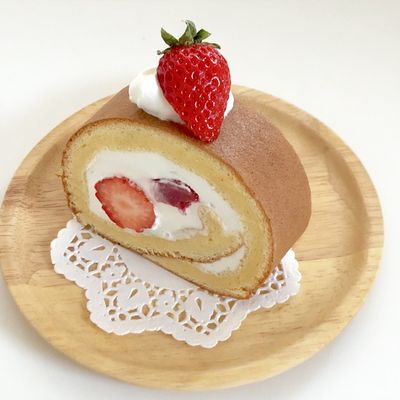 苺ソースの♡ふわふわシフォンロールケーキ by おっちむ