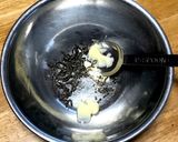 ゆかりとマヨと塩昆布のおにぎり♡作り方3写真