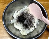 ゆかりとマヨと塩昆布のおにぎり♡作り方4写真