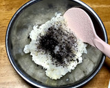 ゆかりとマヨと塩昆布のおにぎり♡作り方4写真
