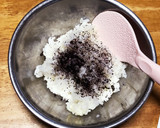 ゆかりとマヨと塩昆布のおにぎり♡作り方5写真