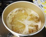 カニカマ、エノキ、ワカメのすまし汁作り方3写真