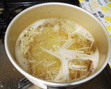 カニカマ、エノキ、ワカメのすまし汁作り方3写真