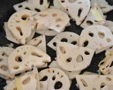 豚ひき肉とれんこんの甘辛生姜炒め作り方2写真