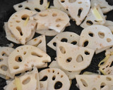 豚ひき肉とれんこんの甘辛生姜炒め作り方2写真
