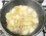 味噌と豆乳でコク旨！かぶと豚ばら肉の煮物作り方3写真