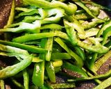 材料は2つ☆ピーマンの卵とじ作り方1写真