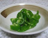 お弁当に♪ピーマンの塩昆布のりたま和え作り方1写真